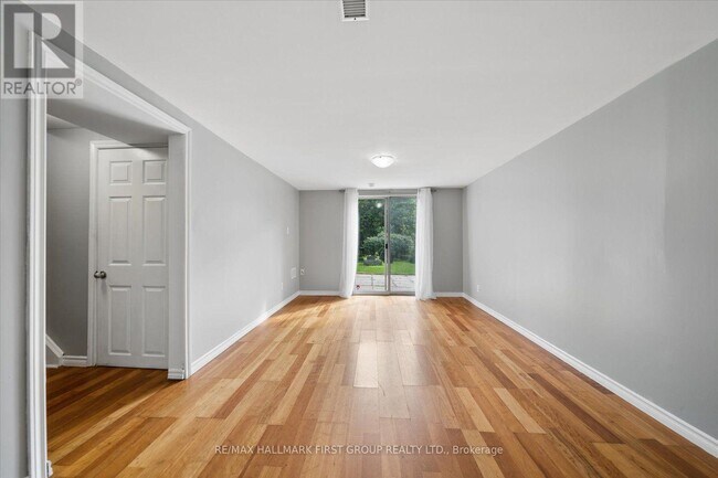 Photo du bâtiment - 531 Harmony Rd S