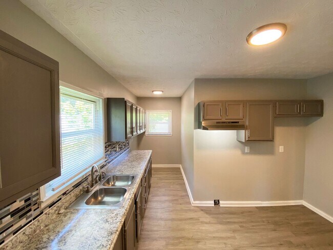 Foto del edificio - Home on Kenwood:New Year, New Home: 50% Of...