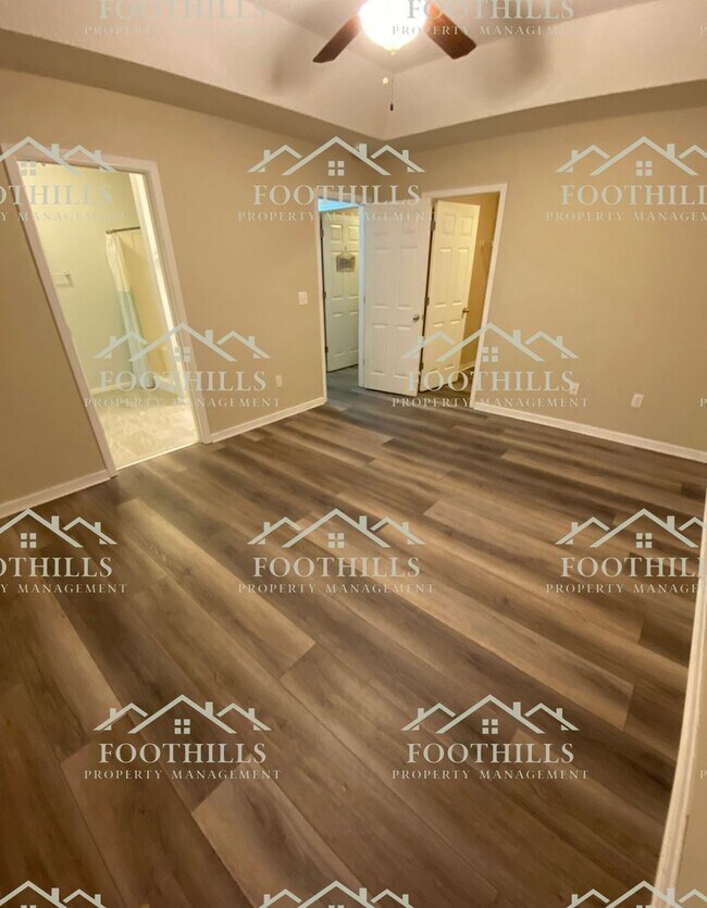 Building Photo - Chic 3BR/2BA Home with Vaulted Ceilings, F...