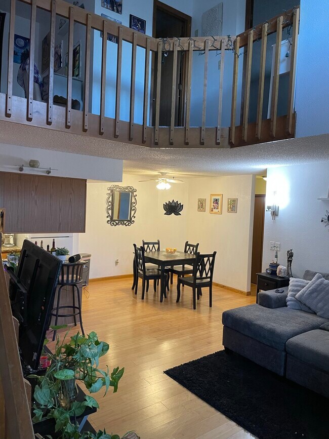 Sala-comedor - 1760 S Ammons St