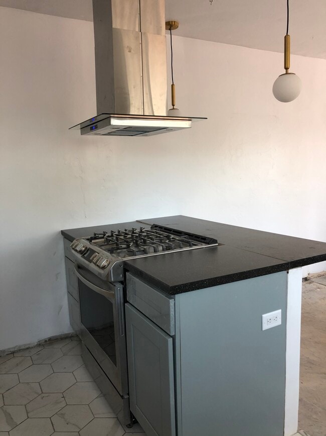 Range - 3646 Marlborough Ave