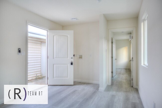 Building Photo - A Sleek Urban Newly Renovated 2 Bedroom 2 ...
