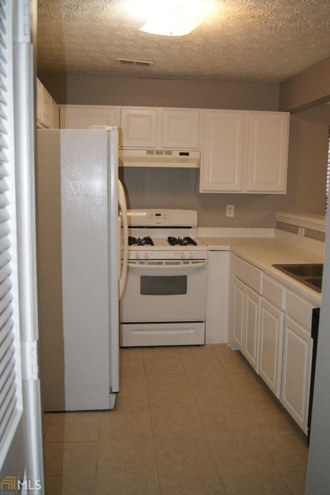 Building Photo - 5875 Hampton Ct