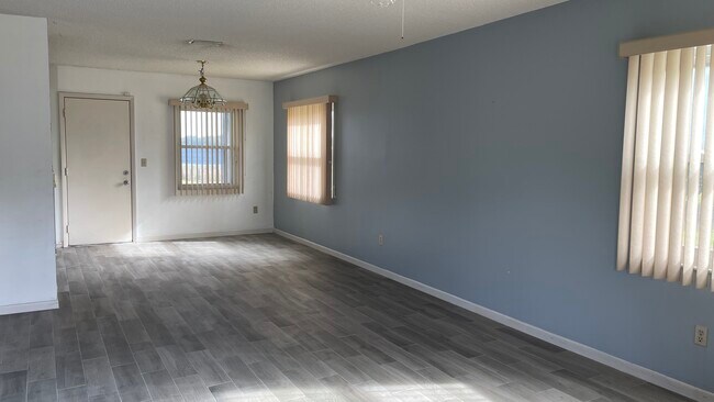 Foto del edificio - 13116 Hartle Rd