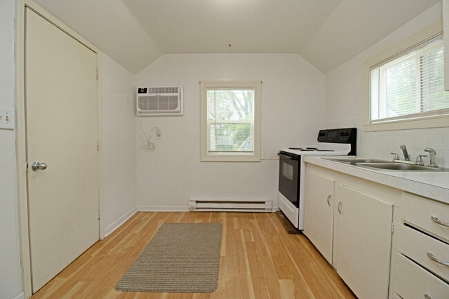Building Photo - 134 21st Ave N