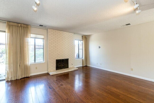 Building Photo - 1 br, 1 bath House - 5064 N Forkner Ave