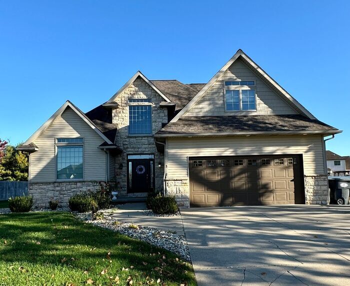 Foto principal - Beautiful 5 Bedroom Home in Lakeshore Scho...
