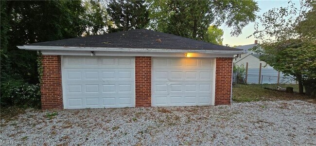 Foto del edificio - 617 Robinson Ave