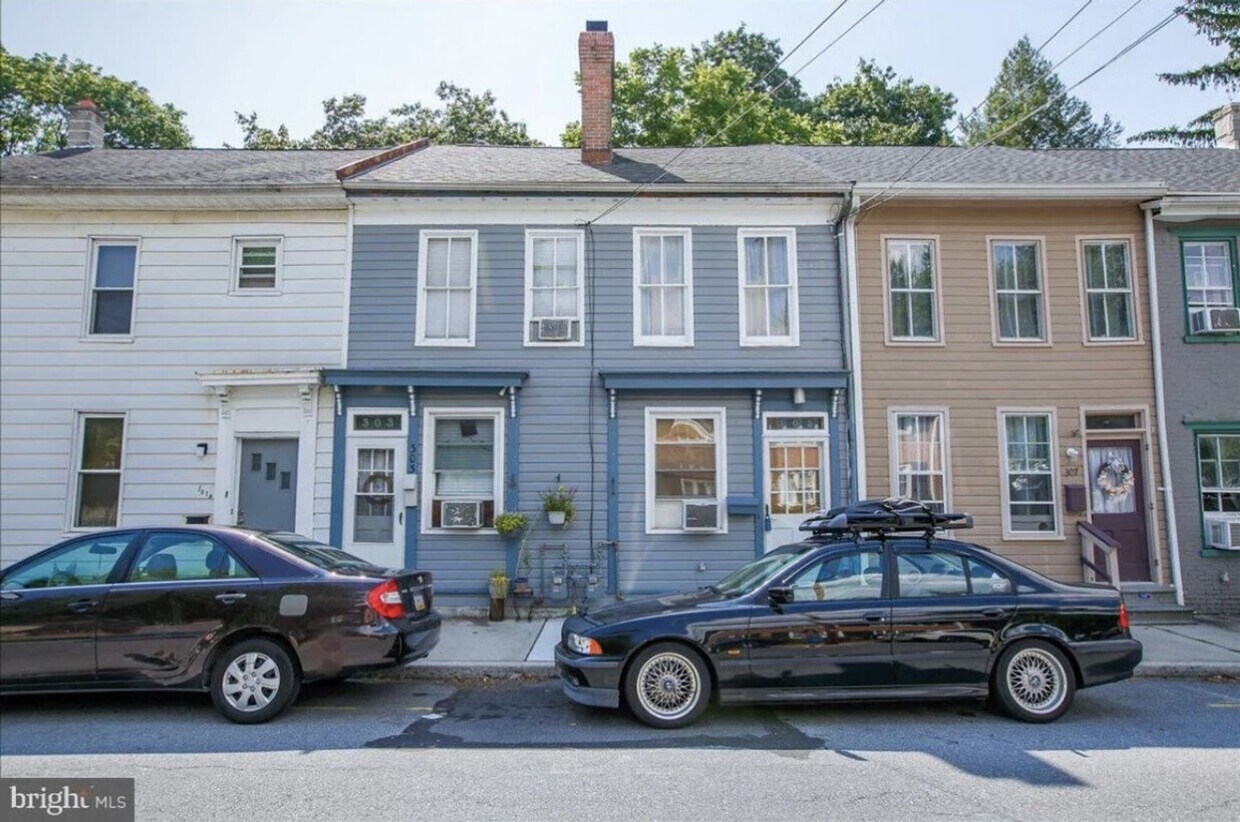 Foto principal - Nice 2 Bedroom 2 Bath Townhouse