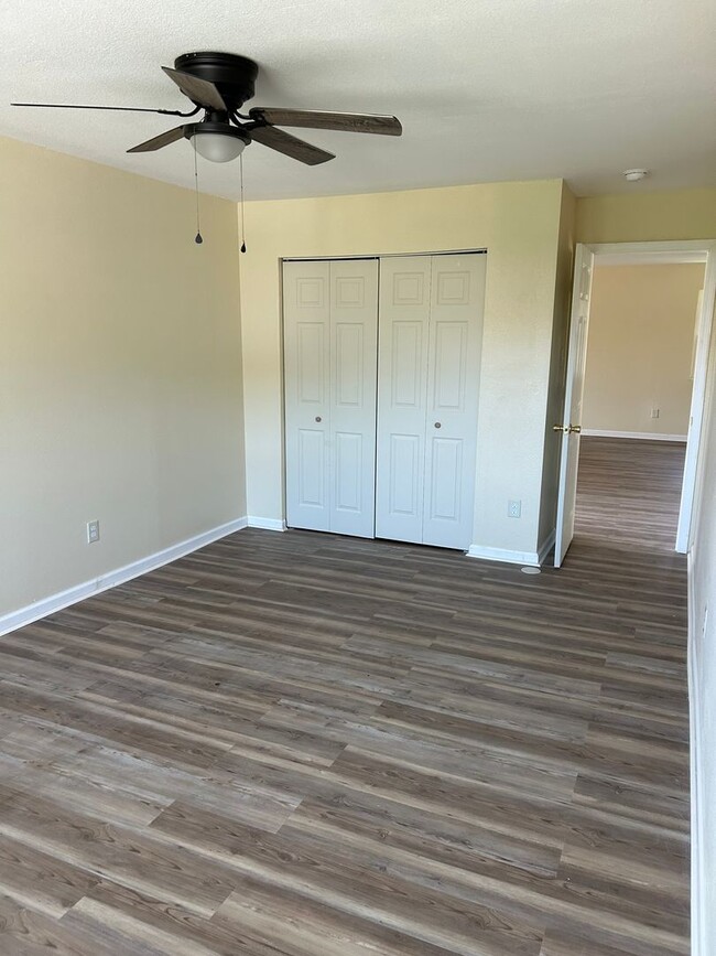 Building Photo - 4 Bedroom 2 bathroom  and 2 car garage hom...