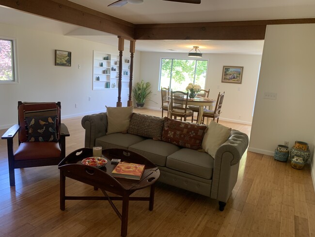 Foto del edificio - 9080 Santa Lucia Rd