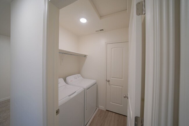 Foto del edificio - Remodeled 3 Bed / 2.5 Bath Townhome in Great Location