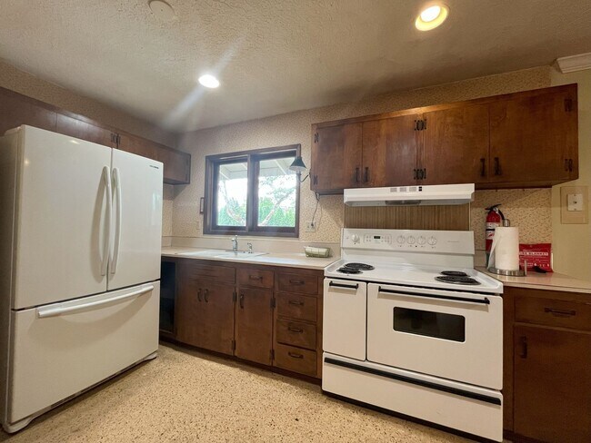 Foto del edificio - Classic Comfort: 3-Bed, 1.5-Bath Home with...