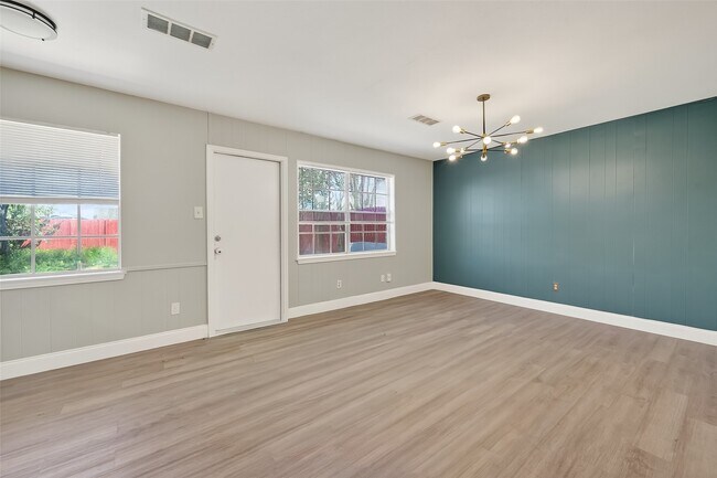 Foto del edificio - 12211 Chimney Rock Rd