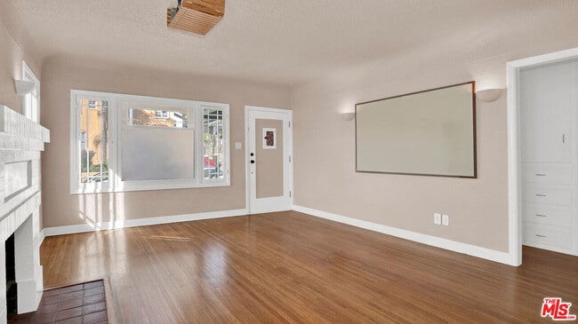 Building Photo - 6180 Oak Crest Way