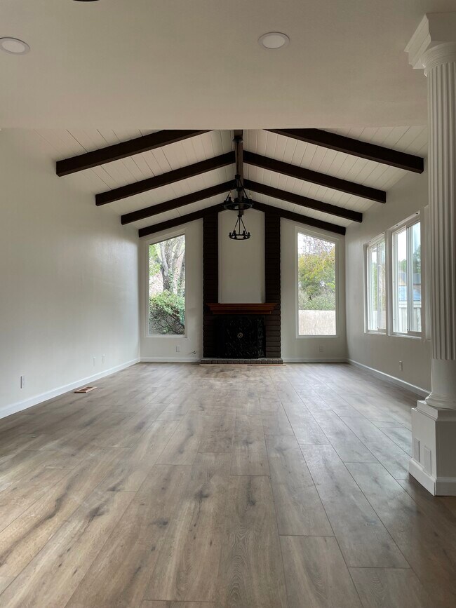 Photo - 717 Navaronne Way House