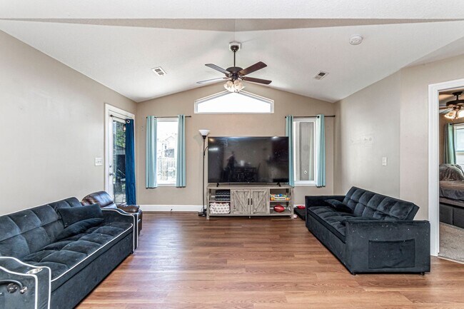 Foto del edificio - Please View 3D Virtual Walk-Through Before Scheduling a Showing