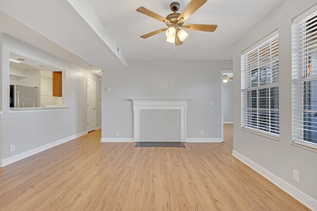 Sala de estar - 151 N Timber Dr