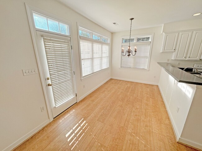 Building Photo - Bright and Spacious 4-Bedroom Townhouse in...