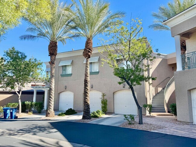 Foto del edificio - MOVE IN SPECIAL WITH THIS BEAUTIFUL GATED COMMUNITY - TOP FLOOR CONDO WITH BALCONY IN SUMMERLIN