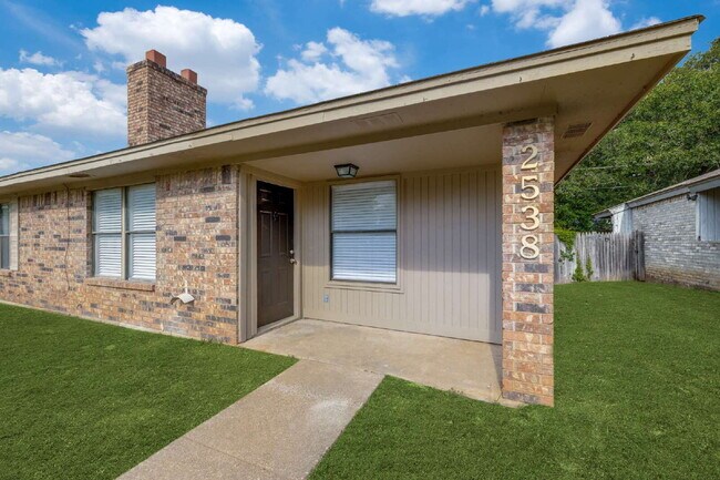 Foto del edificio - Updated 2 Bed, 2 Bath Home in Desirable Location
