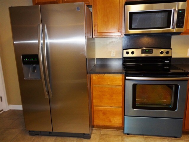 Foto del edificio - 5015 Whitfield Ct