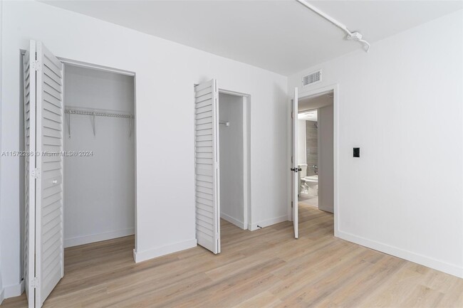 Building Photo - 1525 NE 135th St