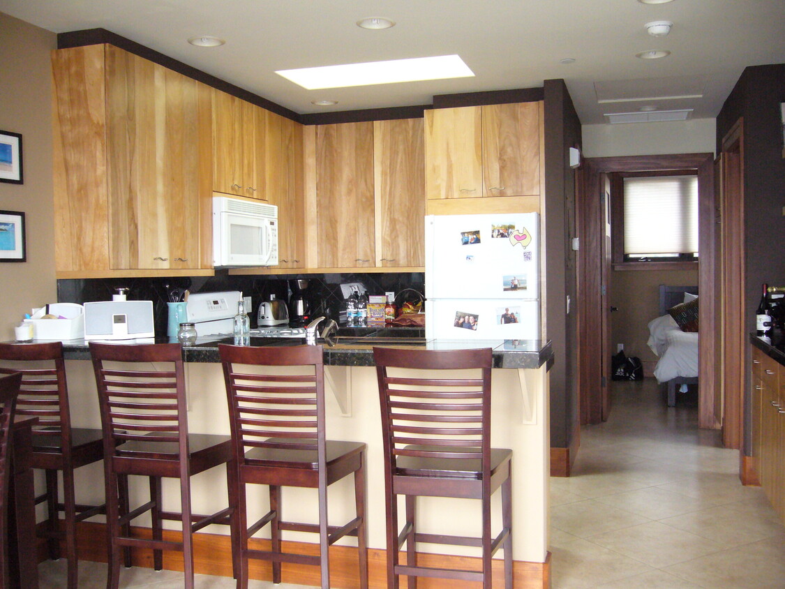 kitchen area - 1338 Rubenstein Ave
