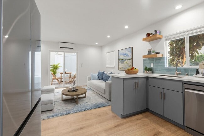 Foto del interior - Private Bungalow w/ Yard! Move in Today