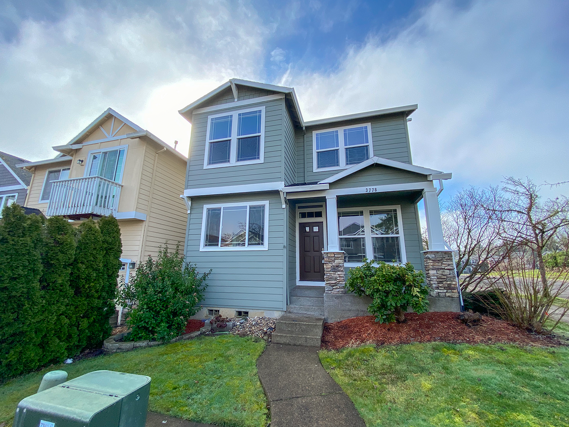 Primary Photo - Lovely Traditional across from Park, 2 car...