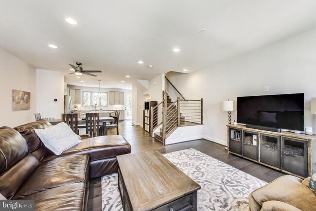 Building Photo - 5004 Oakmoore Dr