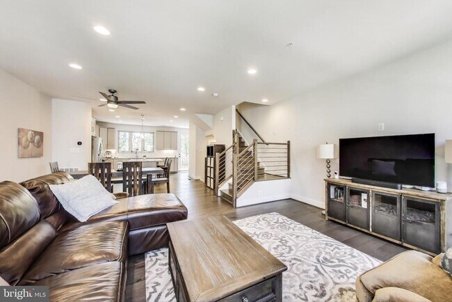Foto del edificio - 5004 Oakmoore Dr