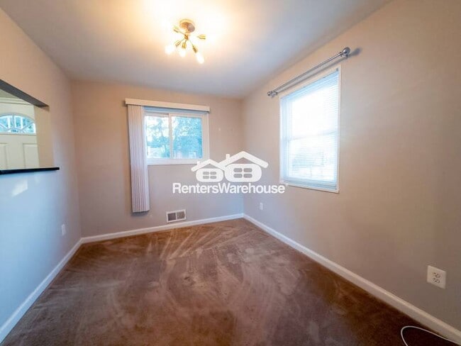 Building Photo - 709 Sheridan St