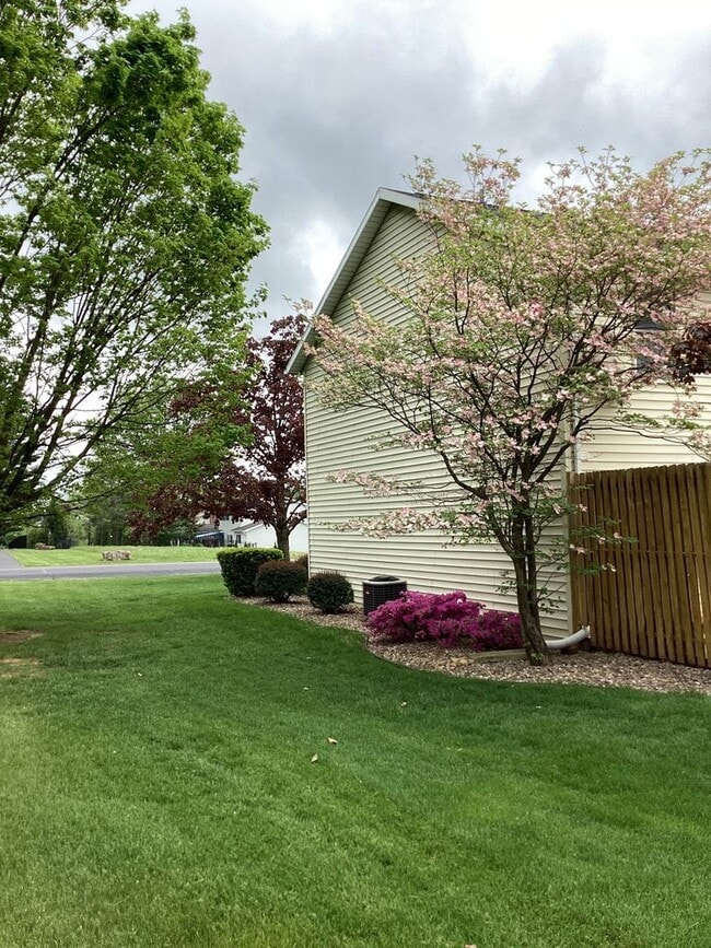 Building Photo - Well-Maintained 3-Bedroom End Unit Townhom...