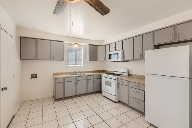 Building Photo - Single Story 3 bed, 2 bath!