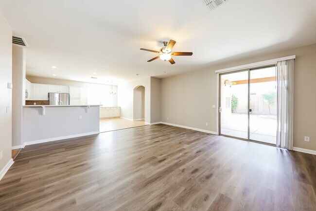 Foto del edificio - 18021 W Carol Ave