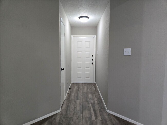 Foto del edificio - 24015 Farm Hill Dr
