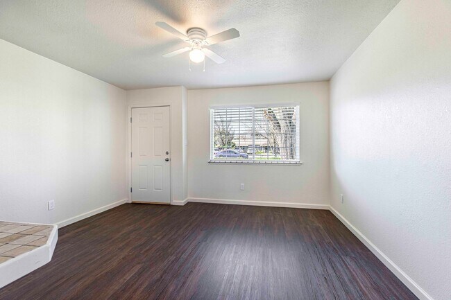 Foto del edificio - Spacious 2 bedroom / 1 bath renovated home...