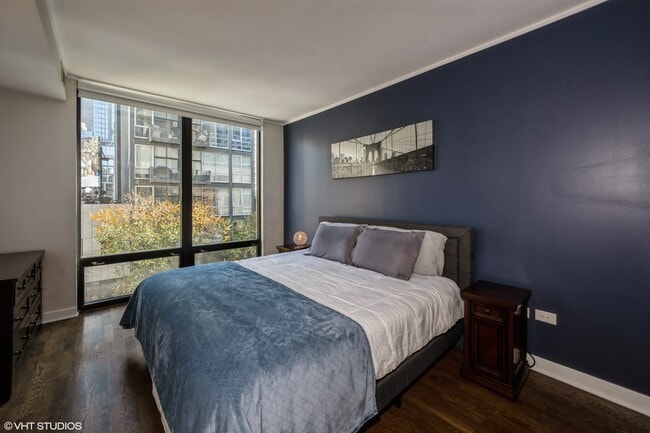 Building Photo - 744 N Clark St