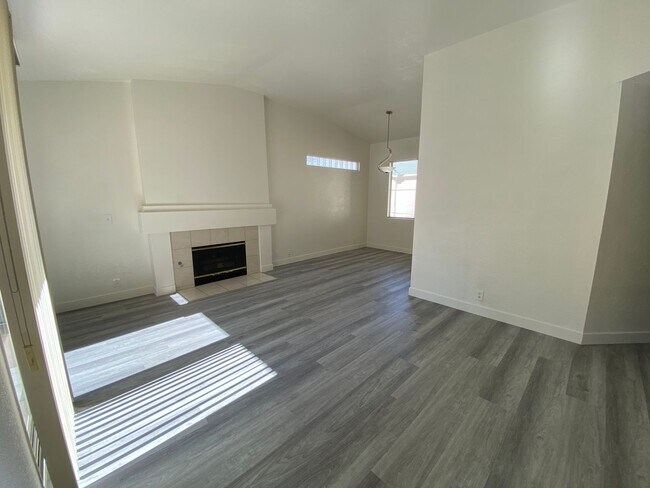 Foto del edificio - 1 Bedroom Condo - W Tropicana/Decatur - 2n...