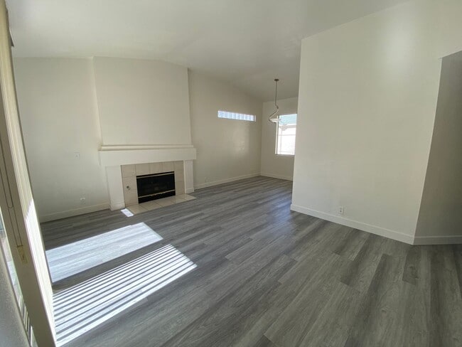 Building Photo - 5155 W Tropicana Ave