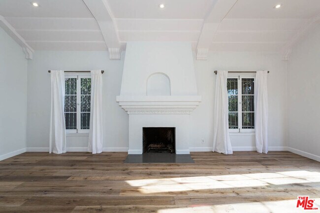 Building Photo - 992 Stearns Dr