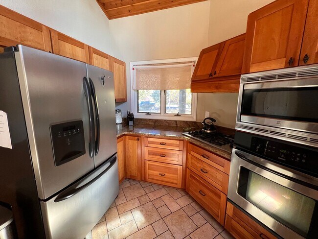 Foto del edificio - Move In Ready Gorgeous Home In The Country Club