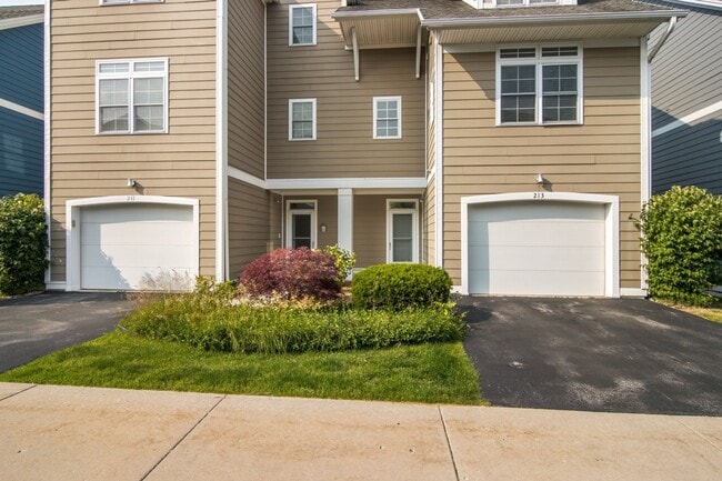 Building Photo - Furnished Pet-Friendly 30-Day Extended Stay Riverfront Condo