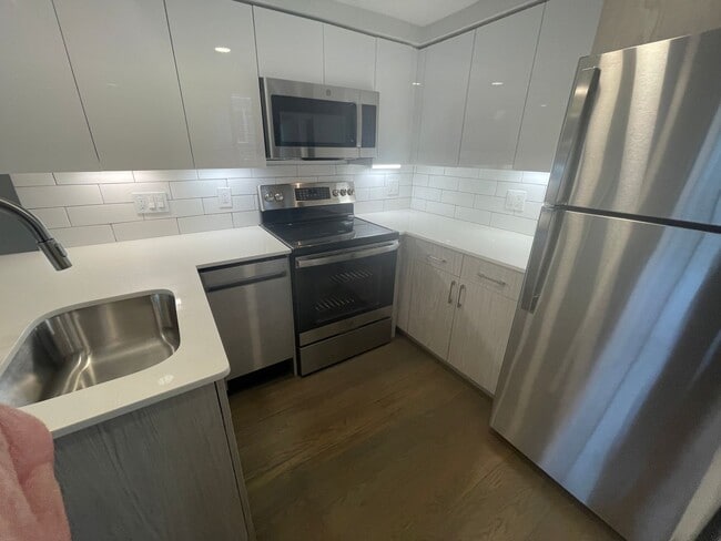 Building Photo - Luxury Building Studio