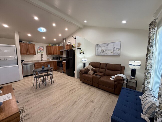 Foto del edificio - Newer Beautifully Furnished Single Story ADU Includes All Basic Utilities and WiFI