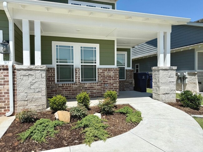 Building Photo - Large 2 Bed, 2 Bath in Beautiful Well-Main...