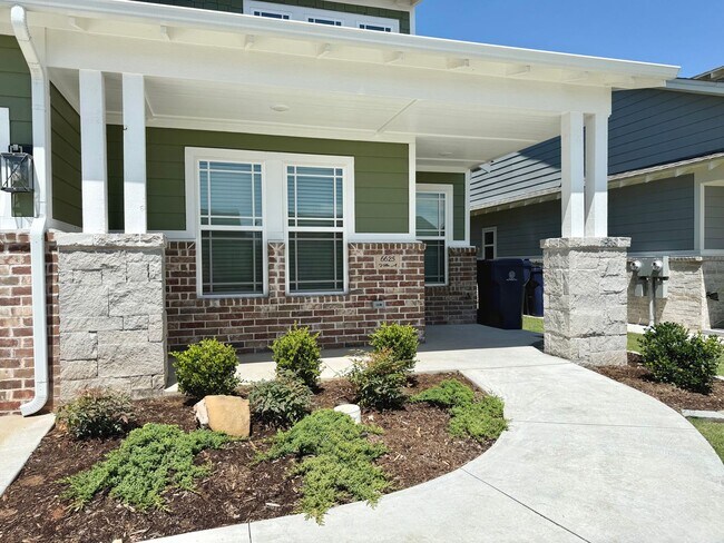 Foto del edificio - Large 2 Bed, 2 Bath in Beautiful Well-Main...
