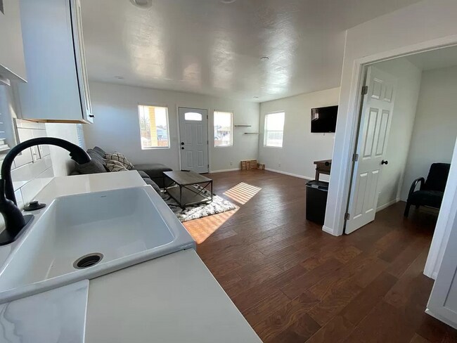 Foto del edificio - Modern Energy-Efficient 2-Bedroom Home with High-End Finishes and Spacious Yard!