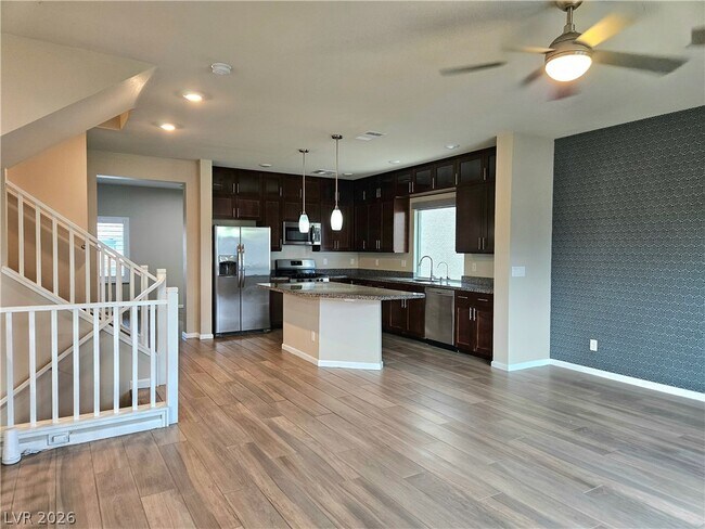 Foto del edificio - 8016 Carpenter Creek Ave